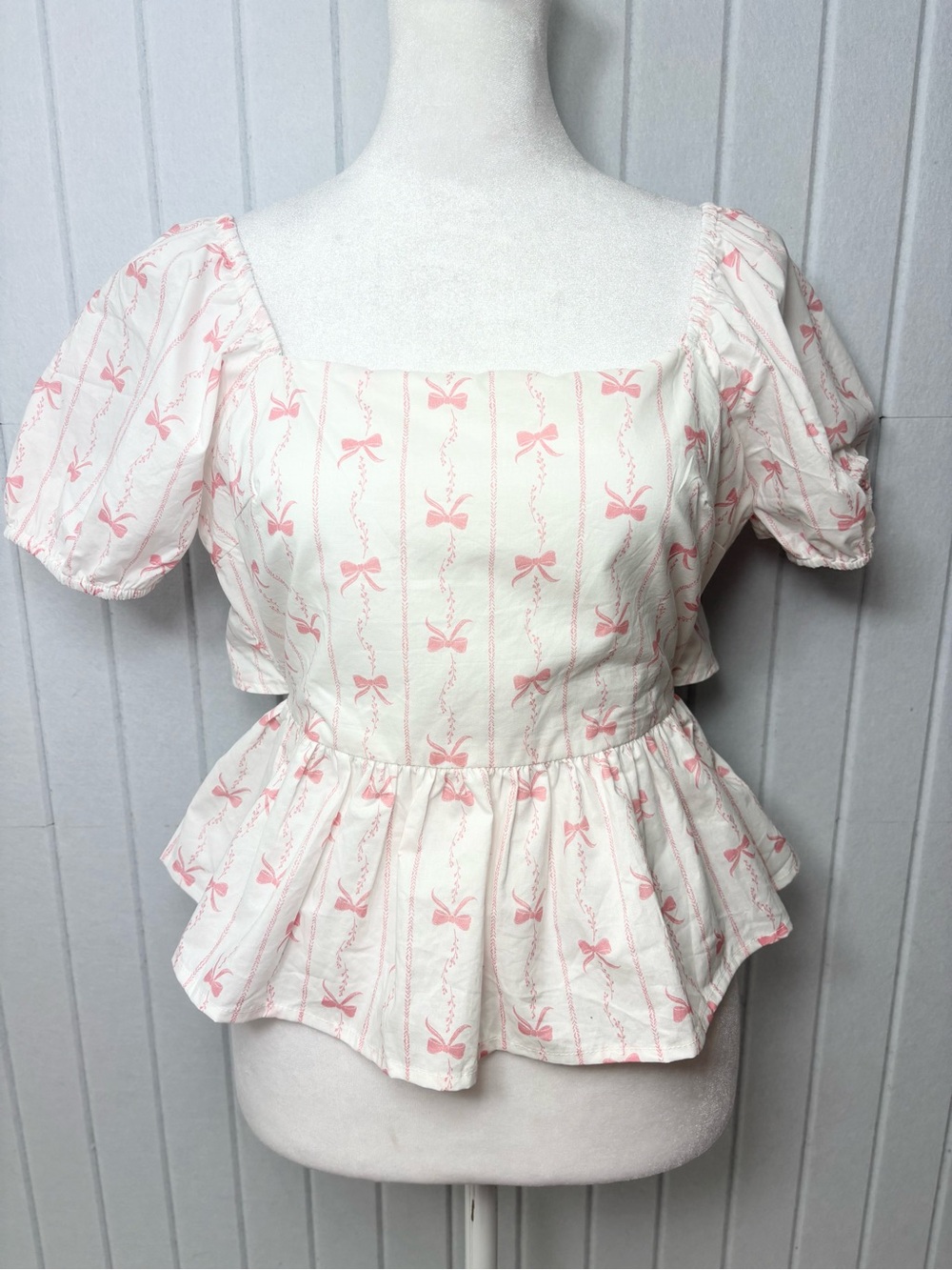 Francesca's Collections white  Peplum Top with Pink Bow Print Size S NEW